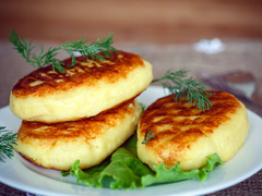 Картофельные зразы, Картофель, Белокочанная капуста, Топлёное сливочное масло, Соль крупная, Лук репчатый, Перец чёрный молотый, Яйцо, Мука
