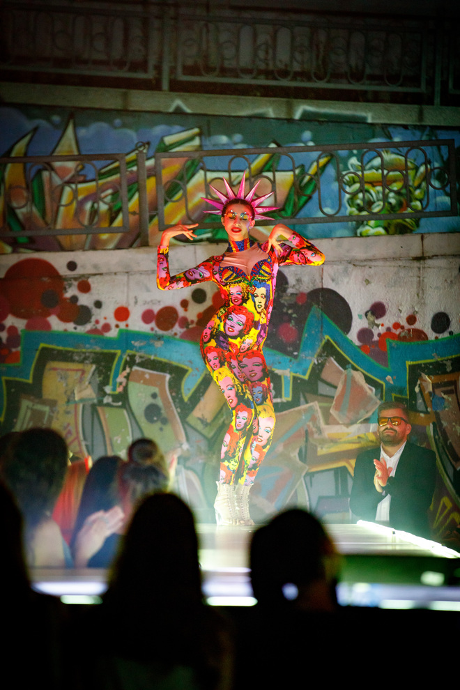 Танці в стилі Vouge: учасниці "Топ-моделі по-українськи" влаштували шоу в центрі Києва