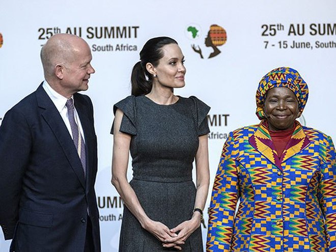 Анджелина Джоли