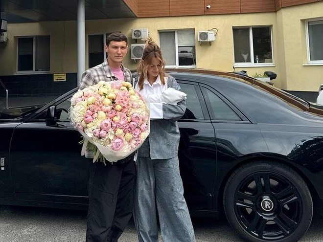 Нікітюк засвітила обличчя сина та показала, як годує його грудьми