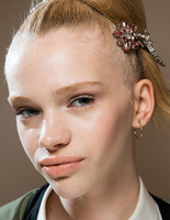 Б'юті-образ моделей з показу Prada Осінь 2015 Б'юті-образ моделей з показу Prada Осінь 2015