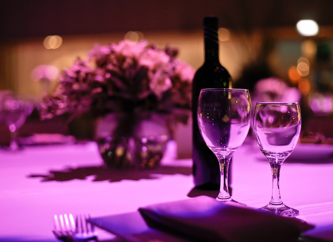 Вечір для двох: як прикрасити святковий стіл?