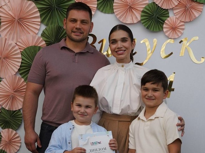 «Так швидко виріс»: Саша Бо показала фото із випускного сина