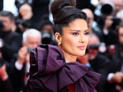 58-річна Сальма Гаєк знялася для обкладинки глянцю в бікіні