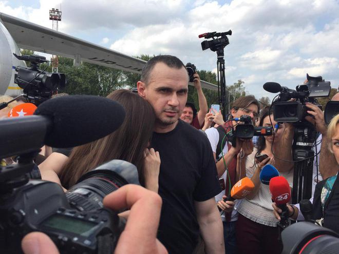 Олег Сенцов вернулся в Украину - первые фото