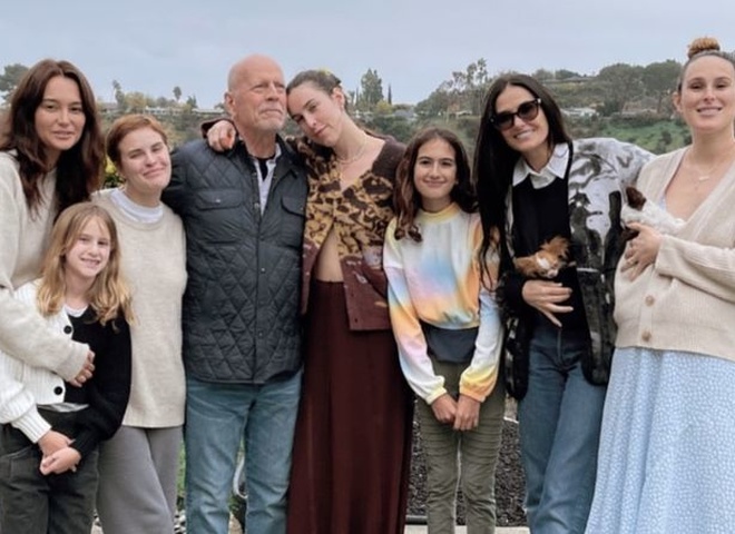 Демі Мур зняла на відео святкування 68-річчя її колишнього чоловіка Брюса Вілліса