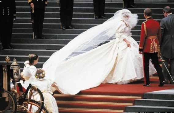 Самые эффектные наряды принцессы Дианы