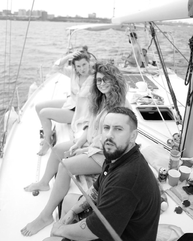 MONATIK с супругой и друзьями