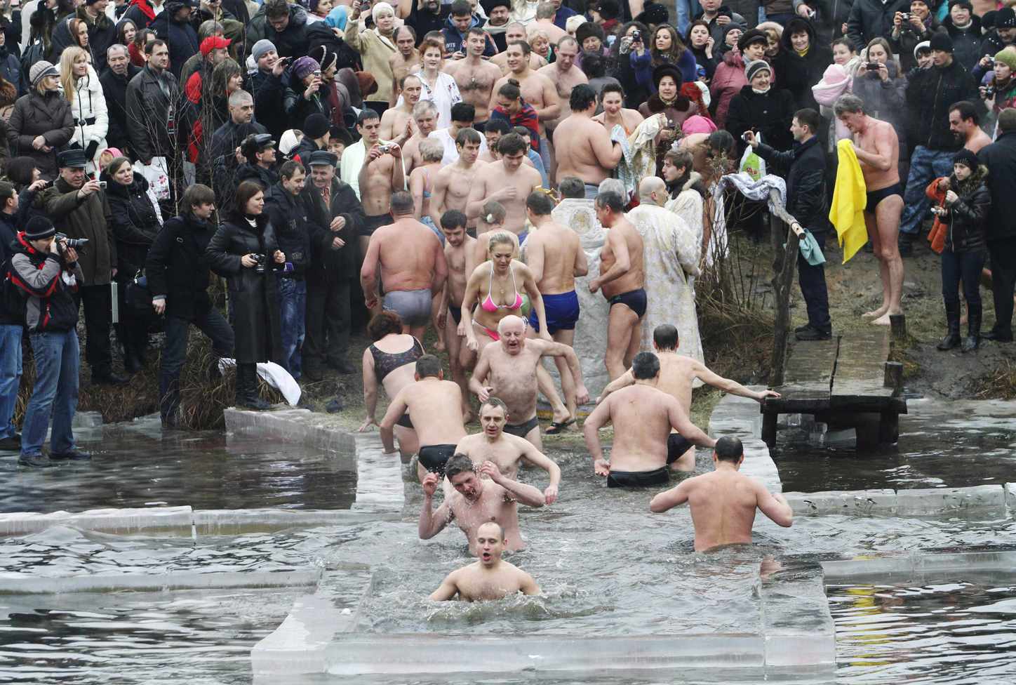 видео купания на крещение голыми фото 62