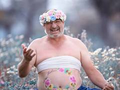 Іспанець з "пивним животом" спародіював фотосесії вагітних жінок