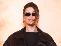 На тлі чуток про розлучення: Гейлі Бібер підкорила публіку архівним вбранням