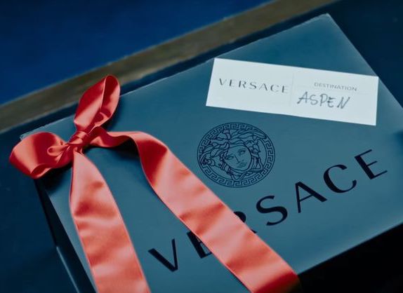 Гарячі помічники Санти в різдвяному відео Versace