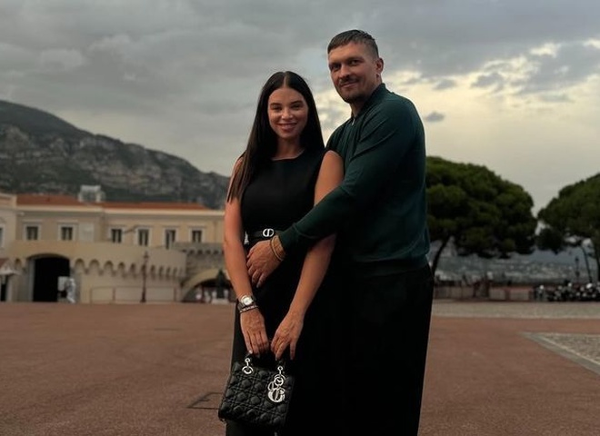 Дружина Усика зізналася, чому їхні сини живуть за кордоном, а дочки в Україні