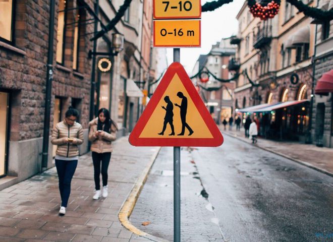 В Финляндии появился дорожный знак "Люди с мобильниками"