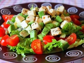 Зеленый салат с брынзой и черри