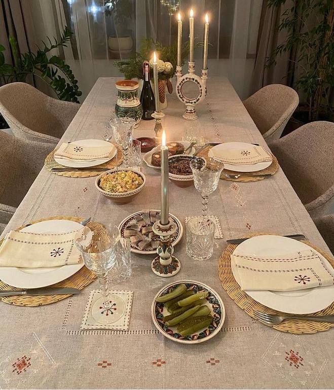 Праздничный стол Юрия Горбунова и Кати Осадчей