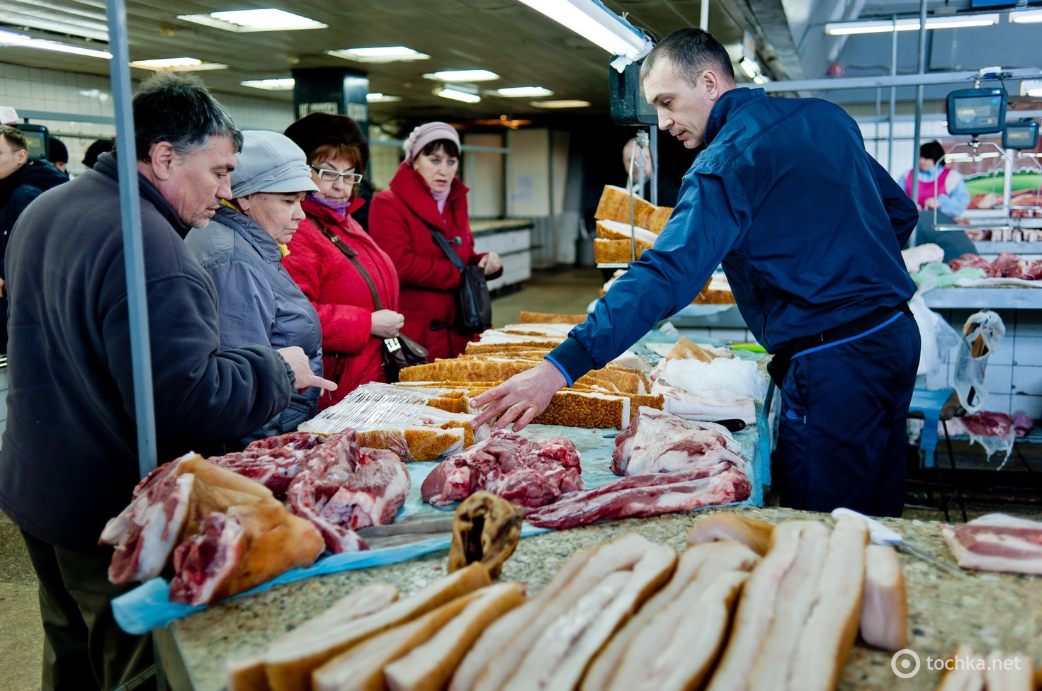 Дешевое мясо. Покупатель мяса на рынке. Мясной рынок во Владивостоке.