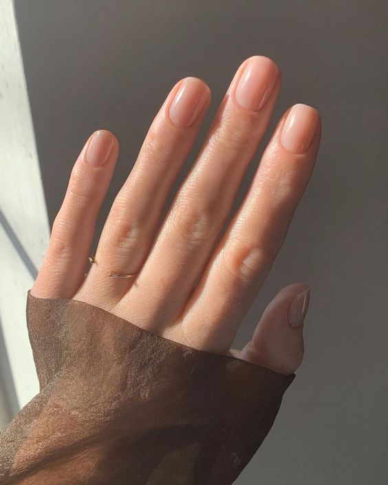 Тренды дизайна ногтей: "голый" маникюр