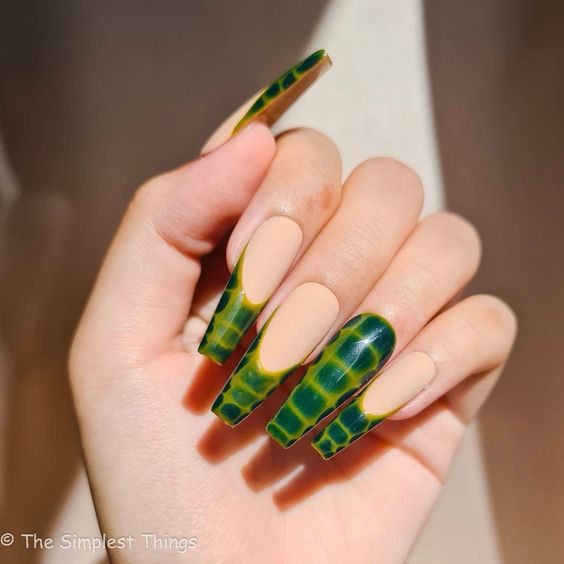 Манікюр рептилія — новий мікротренд малюнків на нігтях