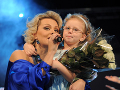 Татьяна Пискарева вручила диплом дочери Оли Поляковой