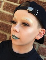 Мальчик-визажист