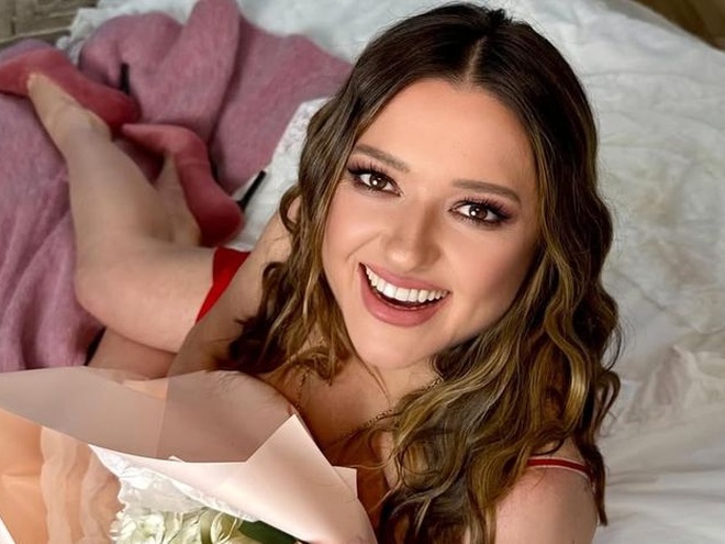 Могилевська засвітилася з обручкою та підігріла чутки про таємне весілля