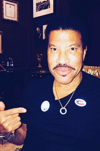 знаменитости голосуют за президента США