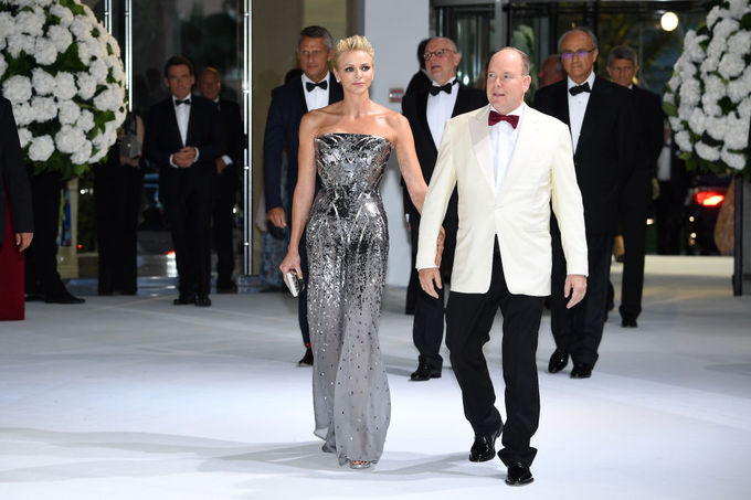 Княгиня Монако Шарлен в комбинезоне от Atelier Versace