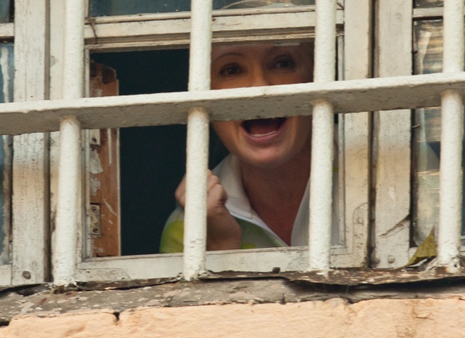 Тимошенко показалась в окне СИЗО