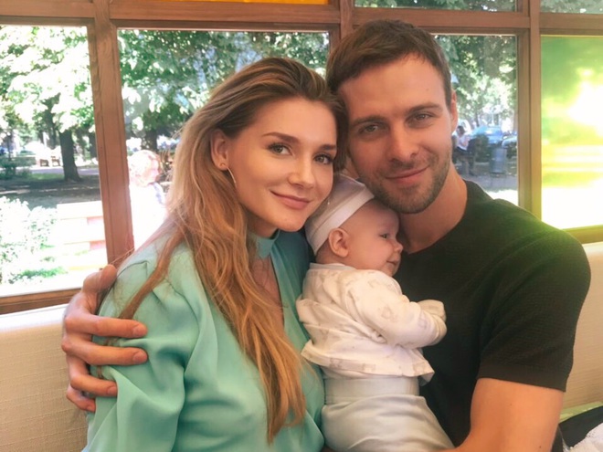 Макс Барских с Мишей Романовой и ее сыном