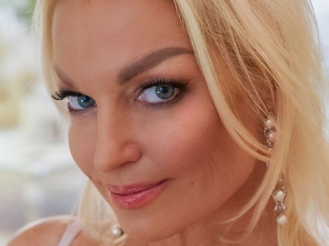 Волочкова розлютила підписників задертою на пам'ятник радянському винищувачу ногою