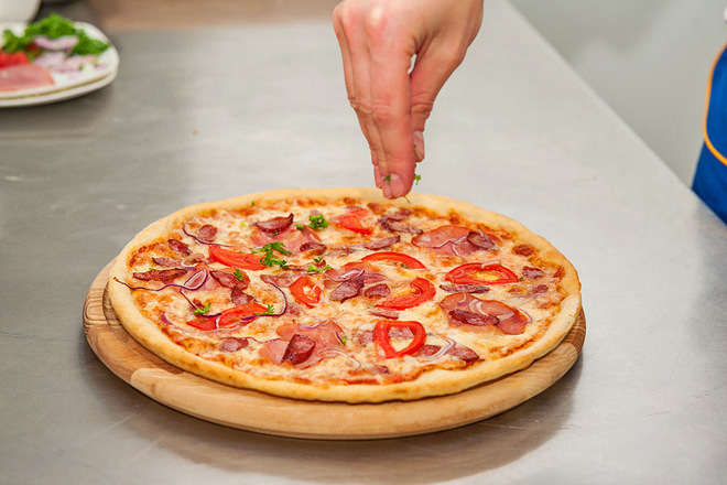 Пицца с охотничья рецепт. 0719b1ad60b21d8c88101baf90a5e947 pizza okhotnichiya dsc 0988. Пицца с охотничья рецепт фото. Пицца с охотничья рецепт-0719b1ad60b21d8c88101baf90a5e947 pizza okhotnichiya dsc 0988. картинка Пицца с охотничья рецепт. картинка 0719b1ad60b21d8c88101baf90a5e947 pizza okhotnichiya dsc 0988. Охотничью пиццу можно приготовить в домашних условиях потратив на это от 15 до 40 минут. Все зависит от рецепта, которым воспользуетесь. Главный ингредиент блюда — одноименные колбаски. Остальные продукты добавляйте по своему желанию и вкусовым предпочтениям. Какие ингредиенты гармонично сочетаются в начинке и как приготовить пиццу за 15 минут — пошаговые рецепты с фото.