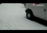 Мальчик бегает в мороз по Нью-Йорку