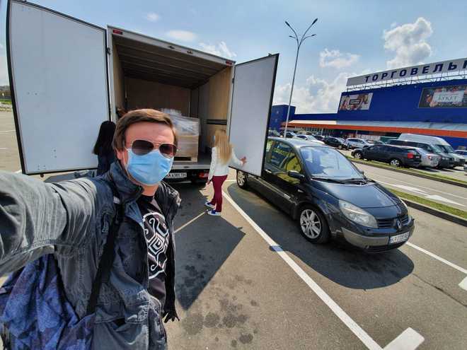 Дмитрий Комаров вместе с бизнесменами обеспечили две больницы средствами защиты и дезинфекции