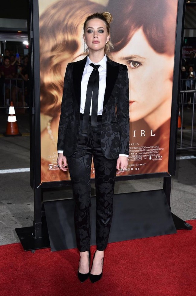 Брючный костюм на красной дорожке