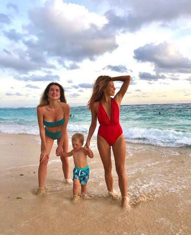 Регина Тодоренко с сыном и подругой