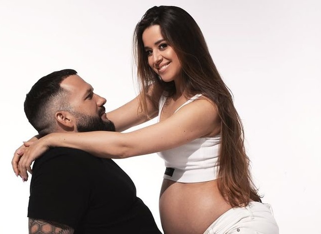 «Нам треба вже»: вагітна Slavia зняла відео біля РАЦСу