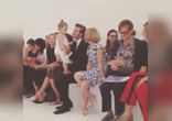 Harper Beckham сидит с David Beckham на показе