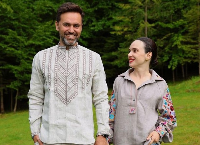 Тимур Мірошниченко із дружиною забрали сина з дитбудинку: фото зіркової родини у повному складі