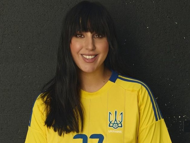 Джамала з чоловіком та трьома дітьми знялися у футболках збірної України з футболу