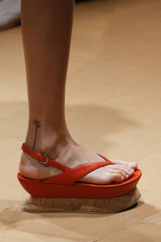 Сексуальная летняя обувь на танкетке