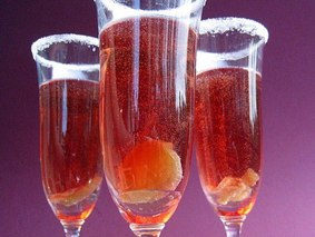 Коктейль с персиком, имбирем и шампанским