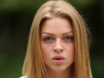 Яна Глущенко в клипе ТІК