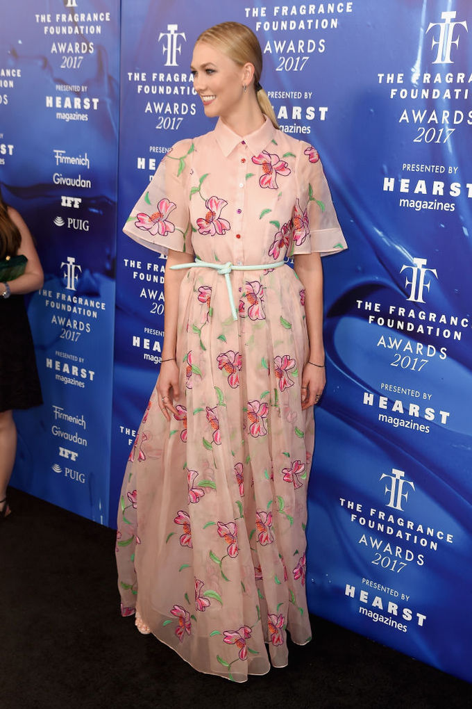 Карли Клосс в платье от Carolina Herrera