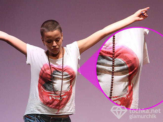 Сюзанна показала соски