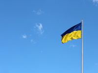 Украинский флаг на фоне неба