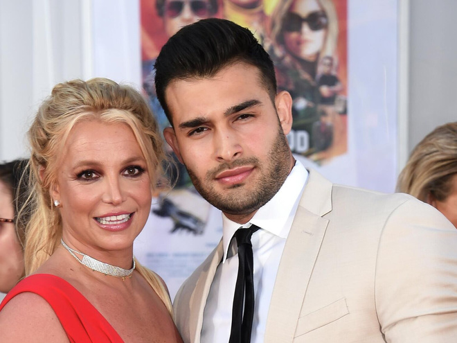 Щаслива Спірс показалася в обіймах чоловіка - фото