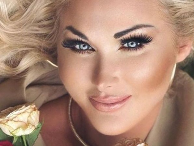 "Біла лебідка": Бужинська в сукні з декольте й пір'ям зачарувала публіку