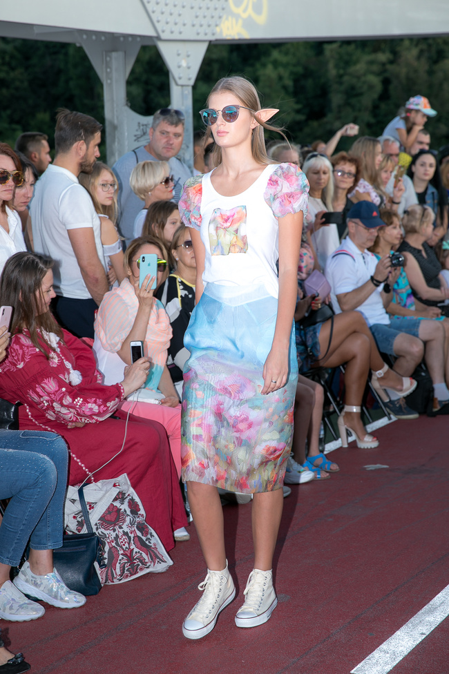 Fashion Show SEREBROVA SS20 на Пешеходном мосту через Днепр: фотоотчёт