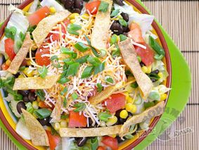 САЛАТ С КУКУРУЗНЫМИ ЛЕПЕШКАМИ САЛАТ С КУКУРУЗНЫМИ ЛЕПЕШКАМИ